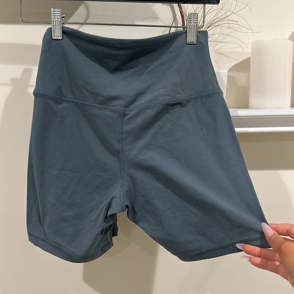 WORKOUT SHORTS SIZE SMALL - Picture 3 of 4